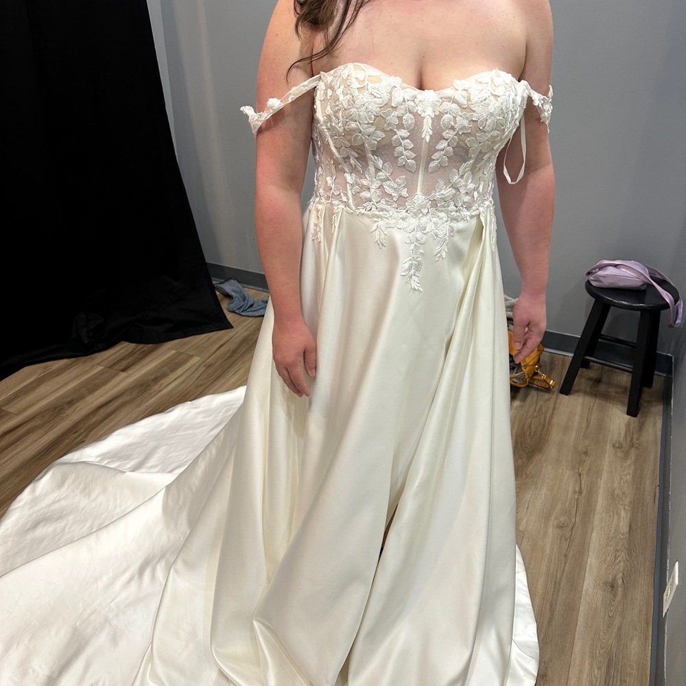 Elegant White Lace Strapless Gown